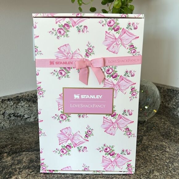 LoveShackFancy x Stanley 20oz Quencher - Picture 14 of 16